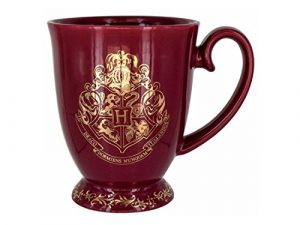 rote Tasse mit goldenem Hogwarts-Wappen von Harry Potter